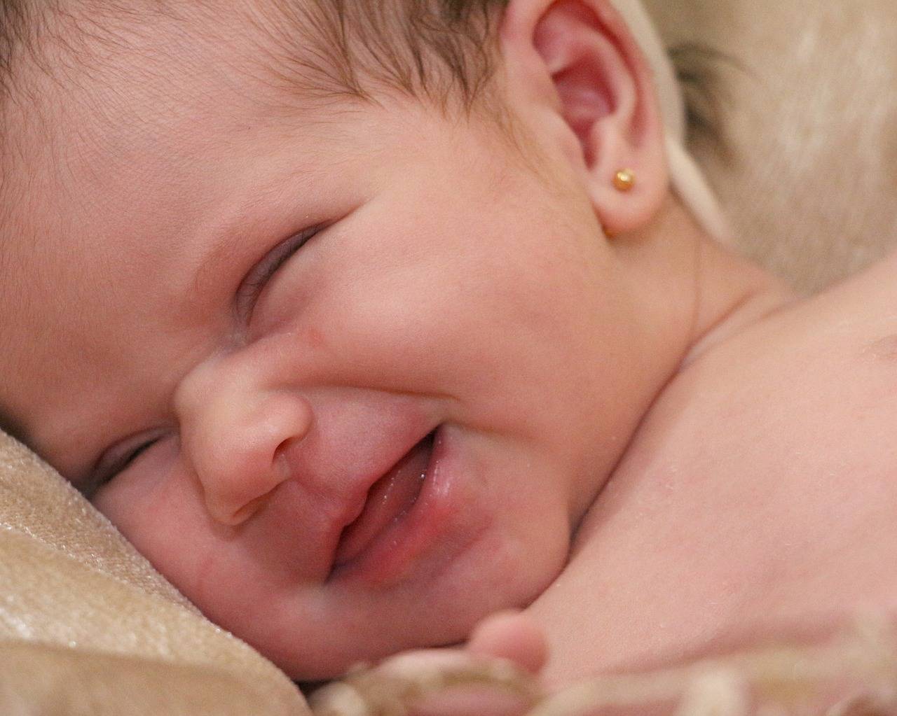 Первая улыбка малыша: когда ребенок начинает улыбаться осознанно