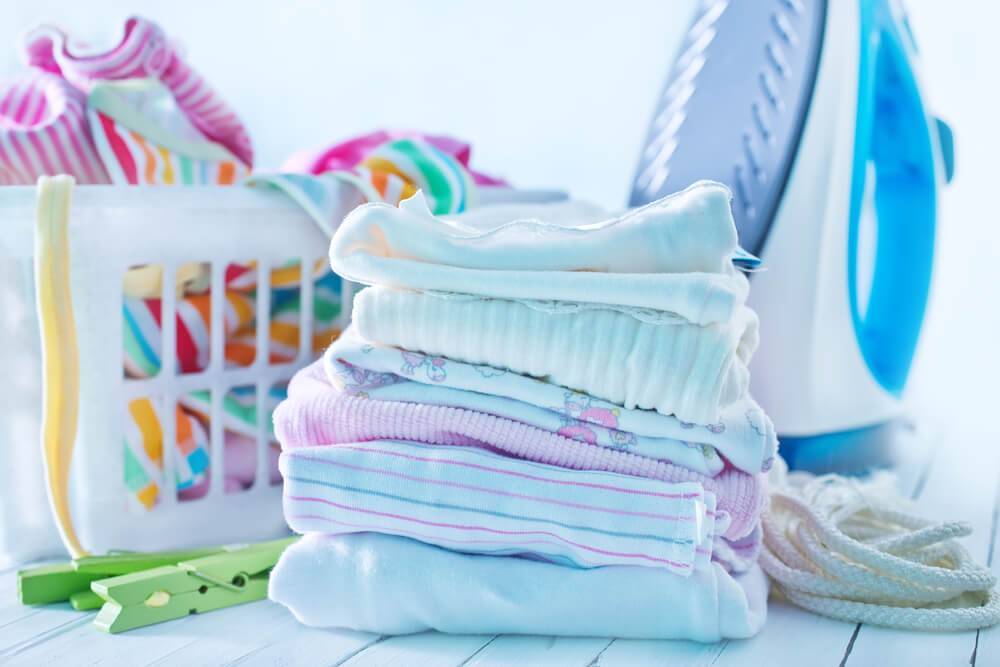 Как ухаживать за вещами новорожденного и нужно ли их гладить?