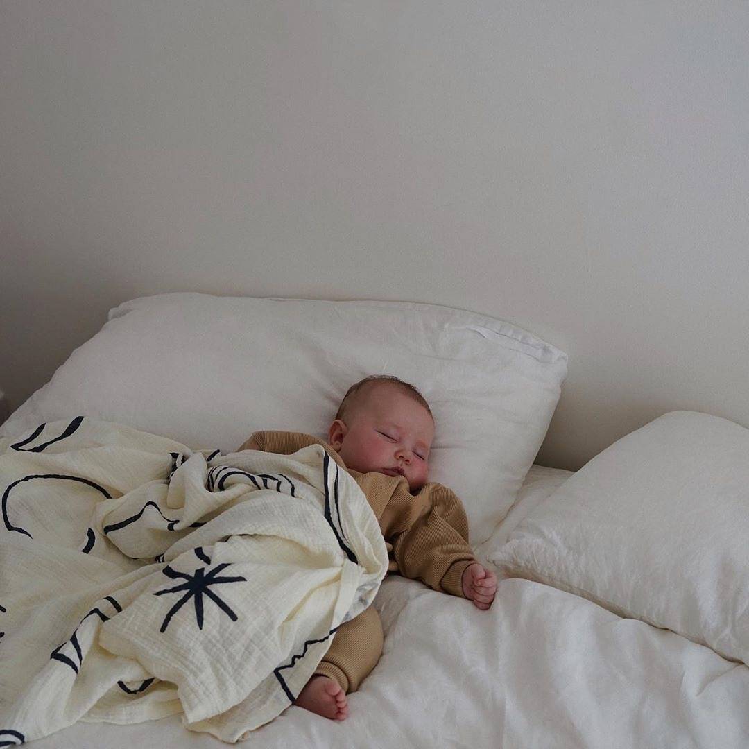 Месячный ребенок спит на животе. можно ли спать на животе грудничку?