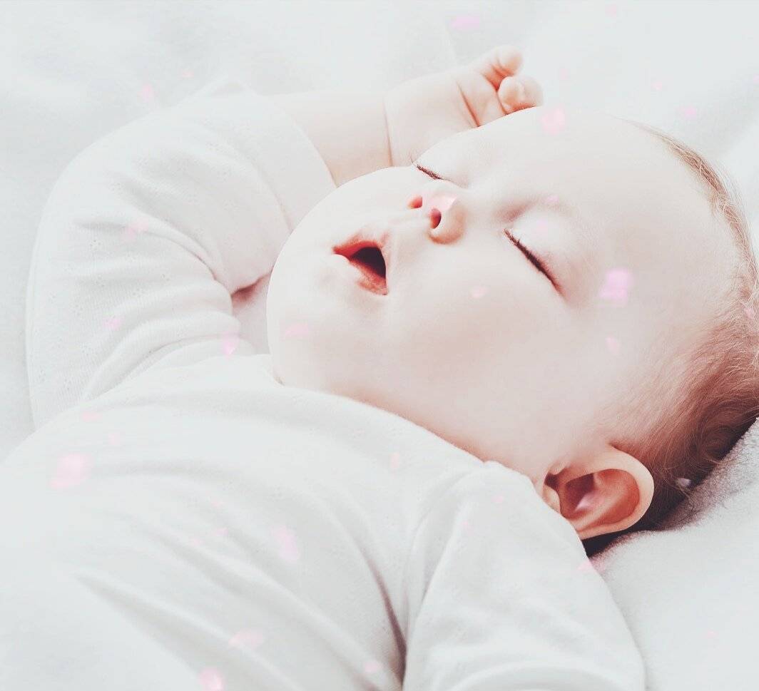 Младенцы улыбаются во сне: почему такое случается с новорожденными?