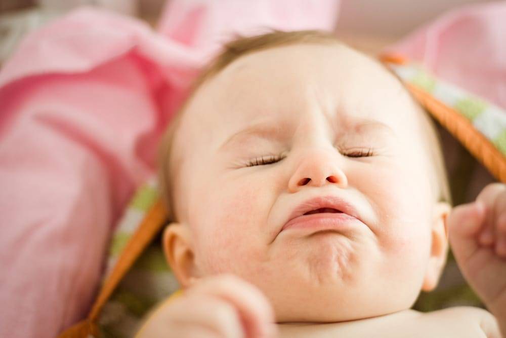 Чихает новорожденный ребенок: причины, что делать. ребенок часто чихает: советы педиатров, отзывы