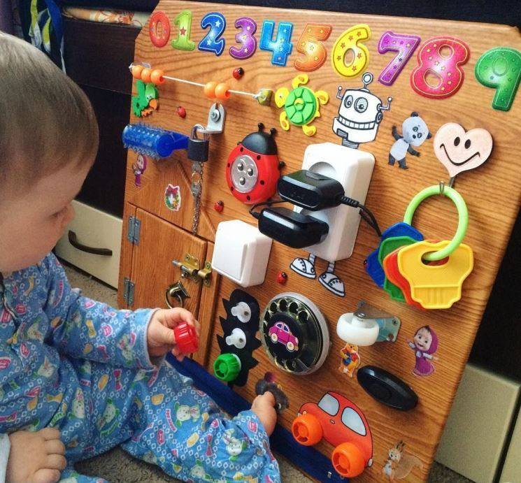 Развивающие игры и занятия с ребенком в 10 месяцев: подбираем полезные игрушки для малыша