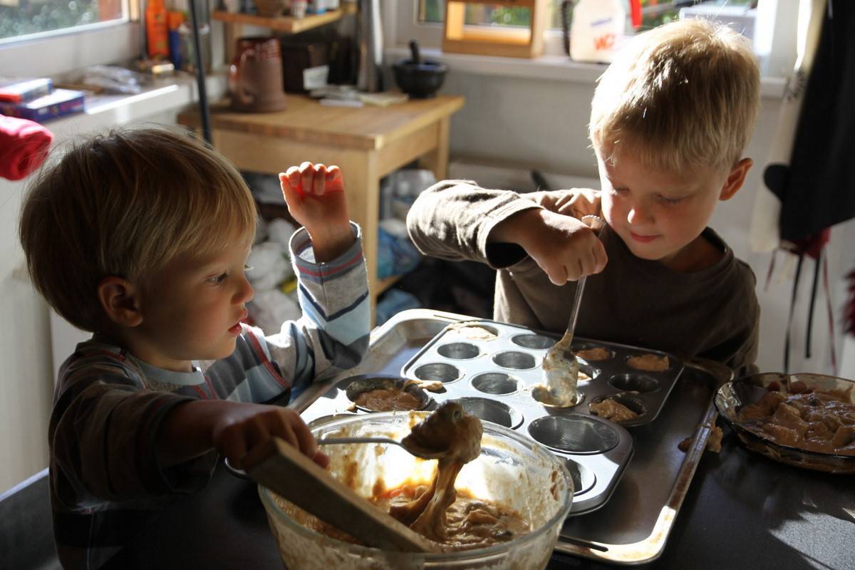 Чем занять ребенка, пока мама готовит? игры на кухне для детей от двух лет