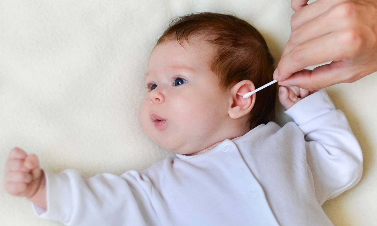 Как чистить ушки новорожденному, грудному ребенку: видео об уходе за ушами