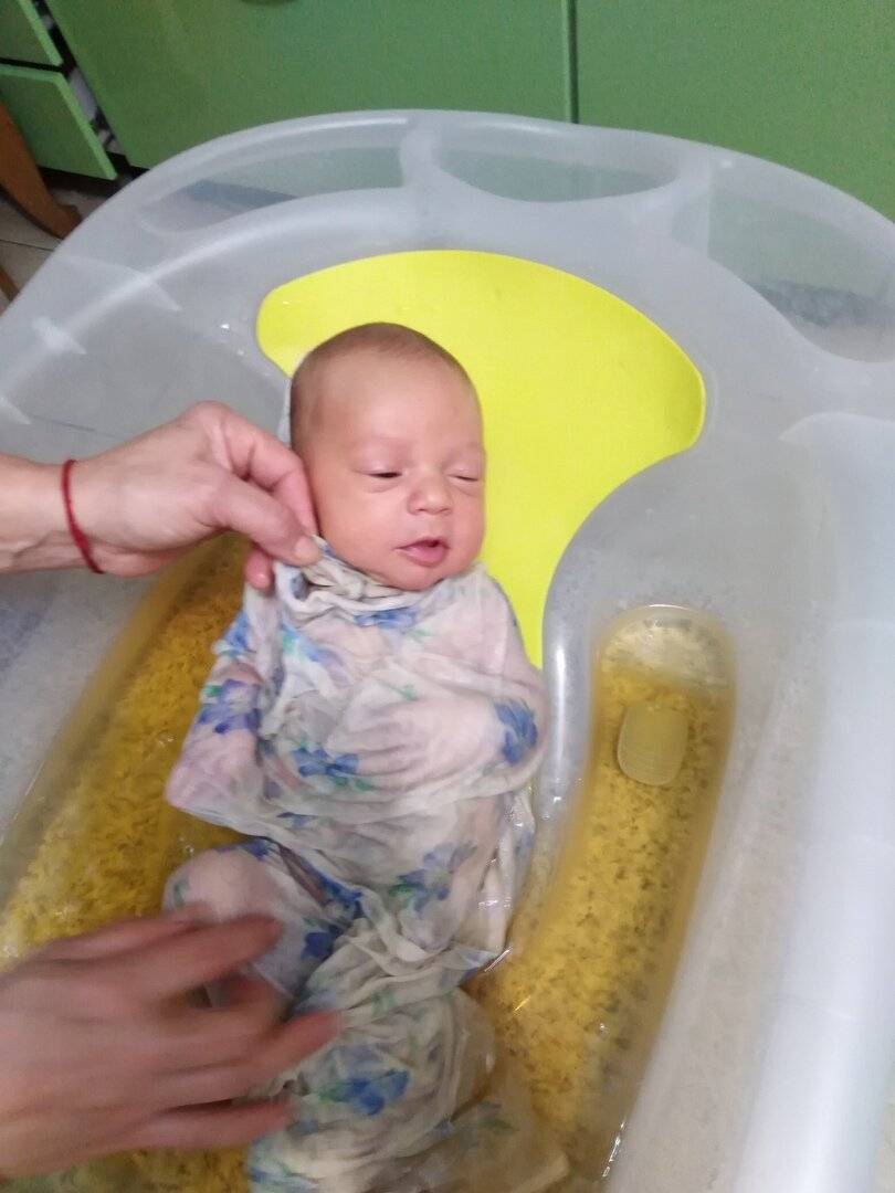 В какой воде купать новорожденного ребенка: где, при какой температура и в какое время
