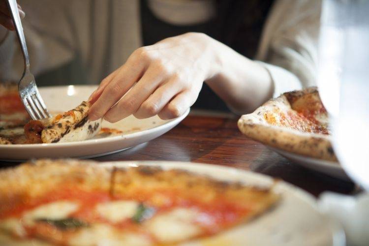 Как правильно есть пиццу? секреты итальянцев! | вресторане.рф | яндекс дзен
