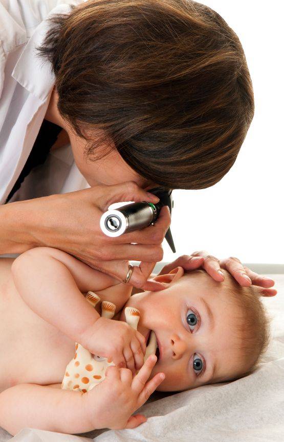 Как правильно чистить уши ребенку от серы: как проводить гигиеническую процедуру до и после года?
