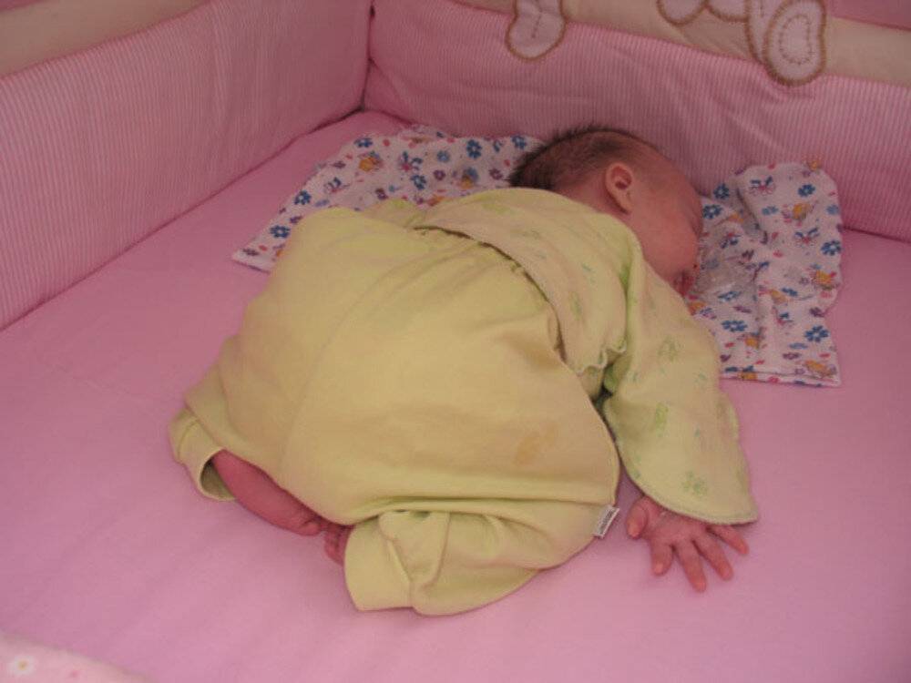 С какого возраста малышу можно спать на животе?