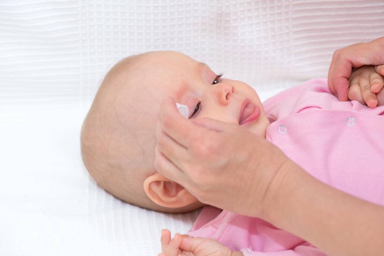 Что делать если у новорожденного начал гноиться глазик