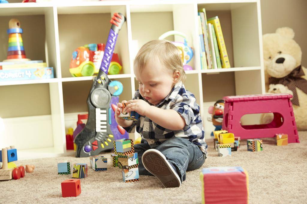 Почему ребенок ломает игрушки и что с этим делать