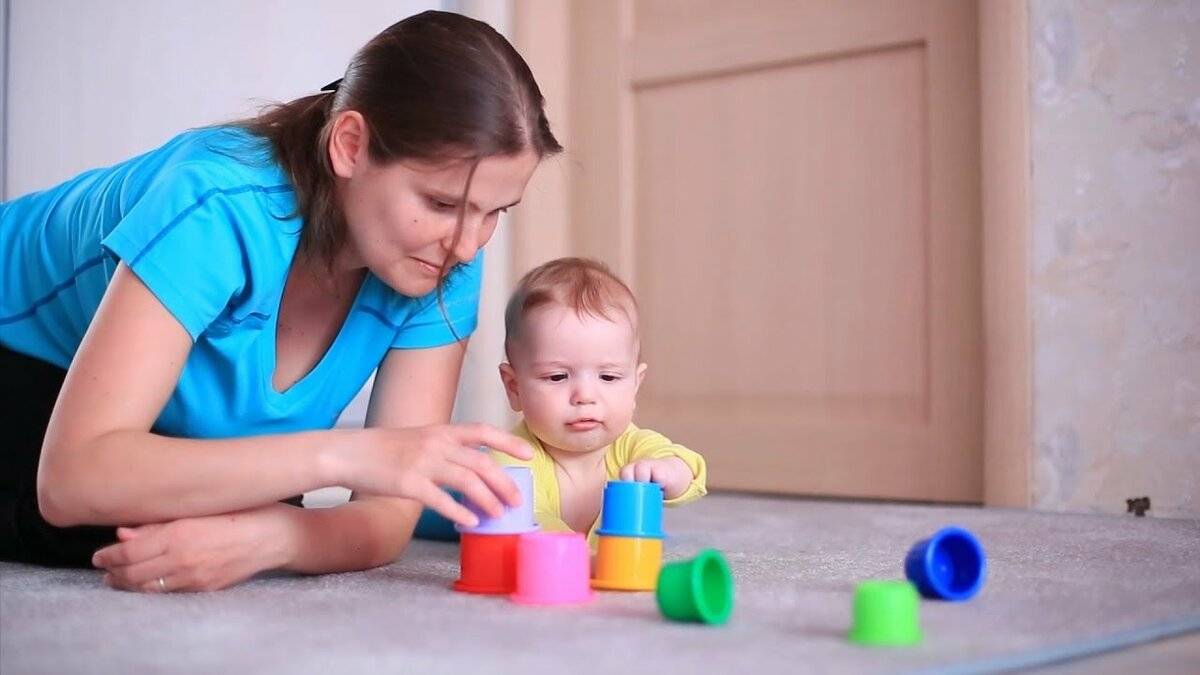 Как развивать ребенка в 8 месяцев - развивающие игры и занятия