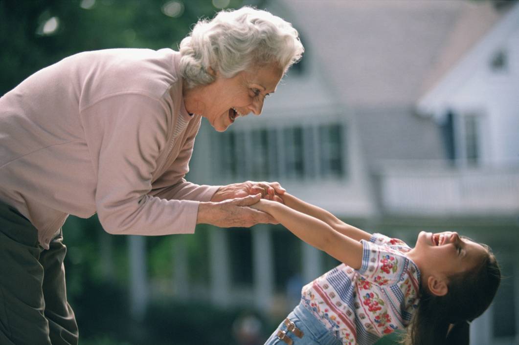 Бабушки балуют ребенка — как быть?