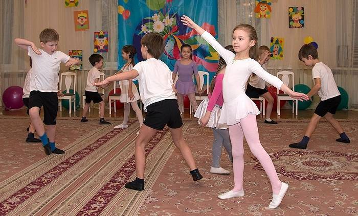 “Повторяй за мной” – танцы-игры под музыку для детей от года до 5 лет