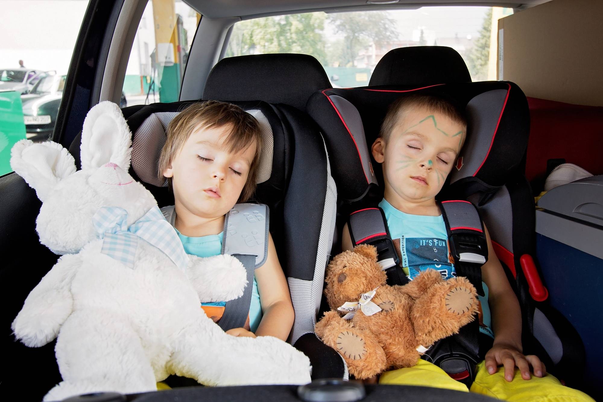 На машине на выходные с детьми. Детское кресло в машину. Детский кресло для автомобиля. Ребенок в автокресле. Авто для детей.