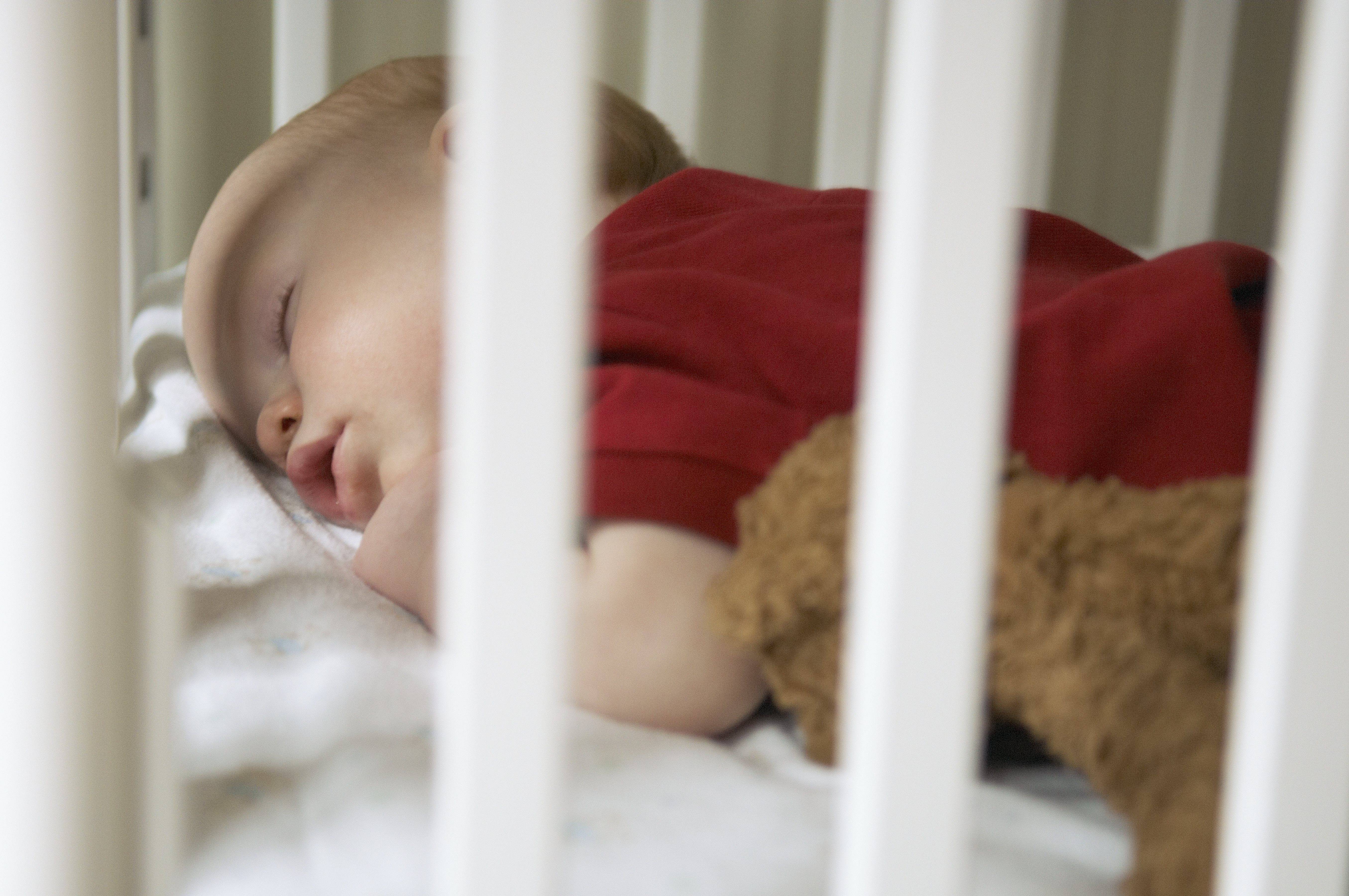 Что мешает малышу спать одному и как приучить ребенка к своей кроватке. советы детского психолога
