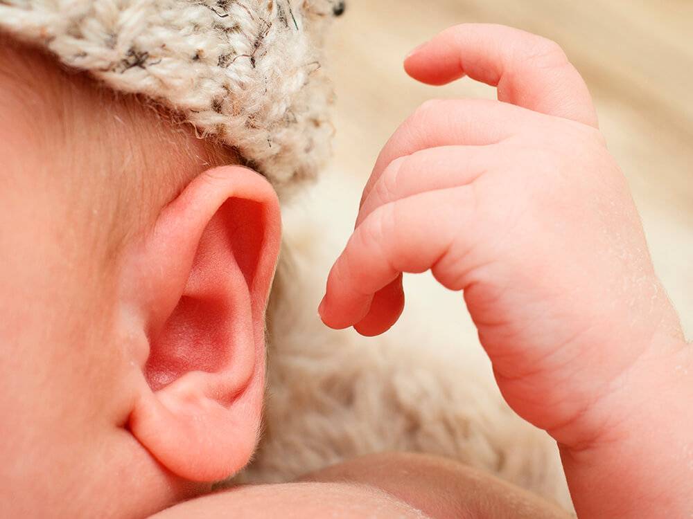 Ребенок теребит уши: почему малыш трогает ушки и нужно ли обращаться к врачу?