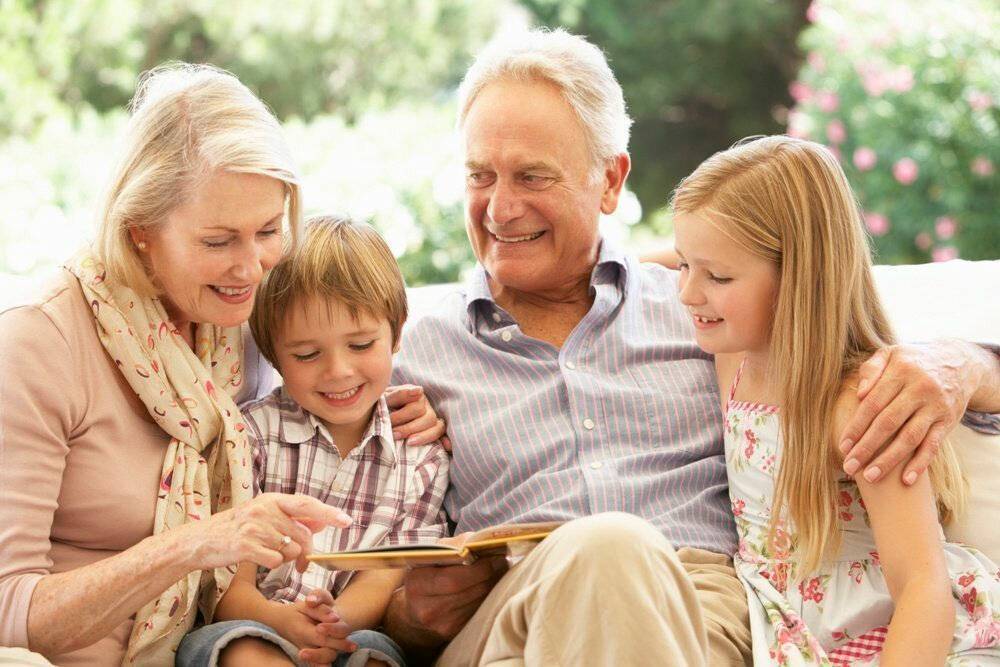 Роль бабушки и дедушки в воспитании детей: плюсы и минусы
