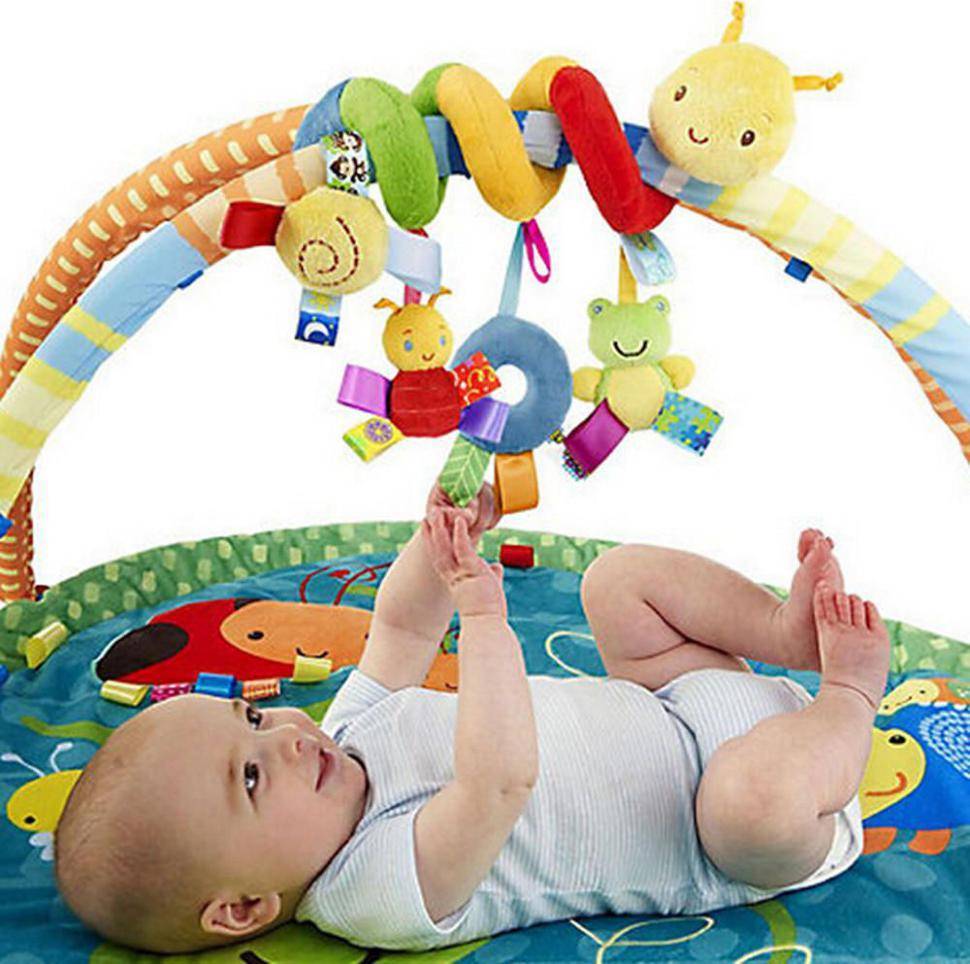 Погремушки для новорожденных на кроватку и в коляску: во сколько месяцев ребенок начинает их держать