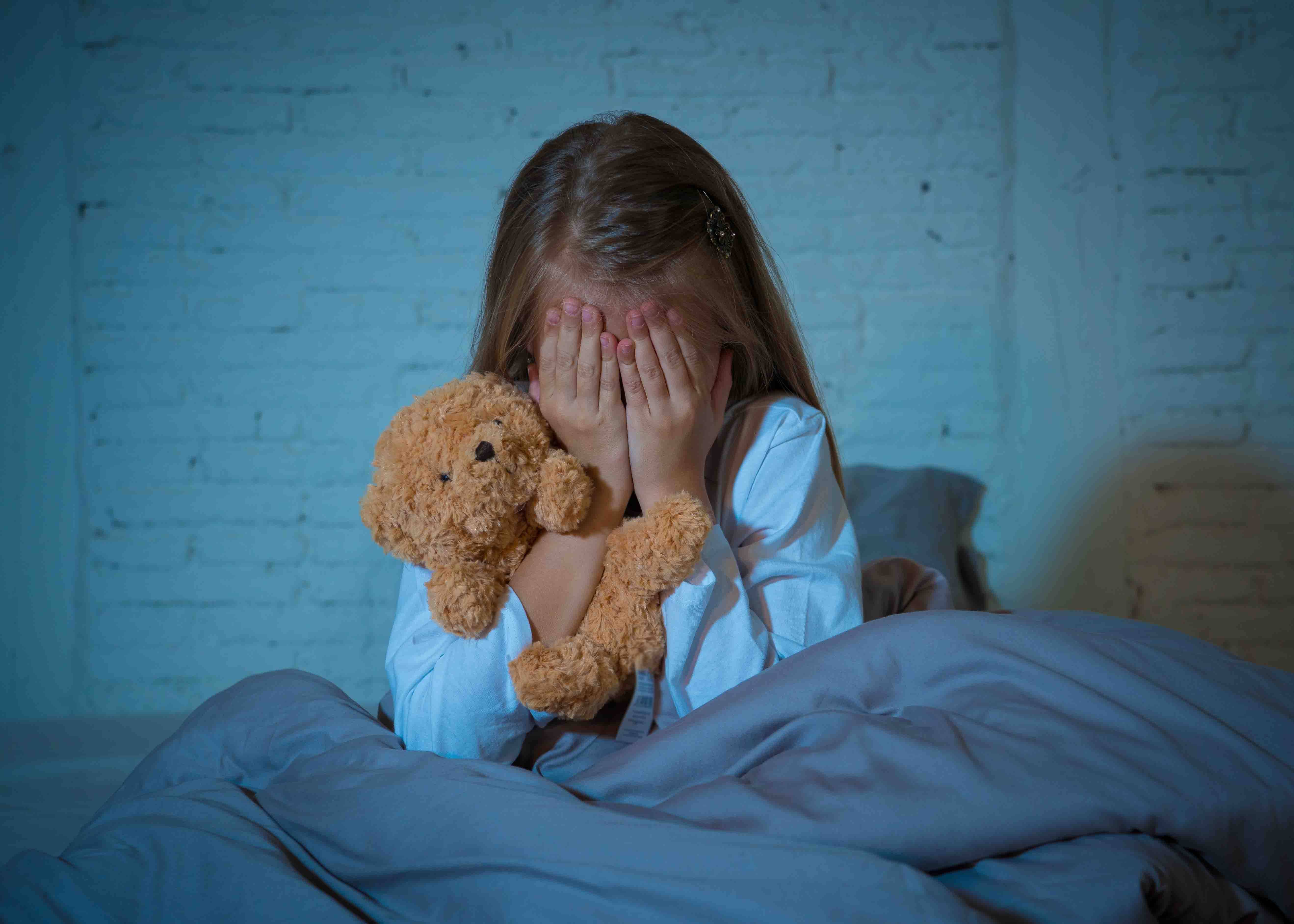 Ребенок просыпается ночью с истерикой — что делать?