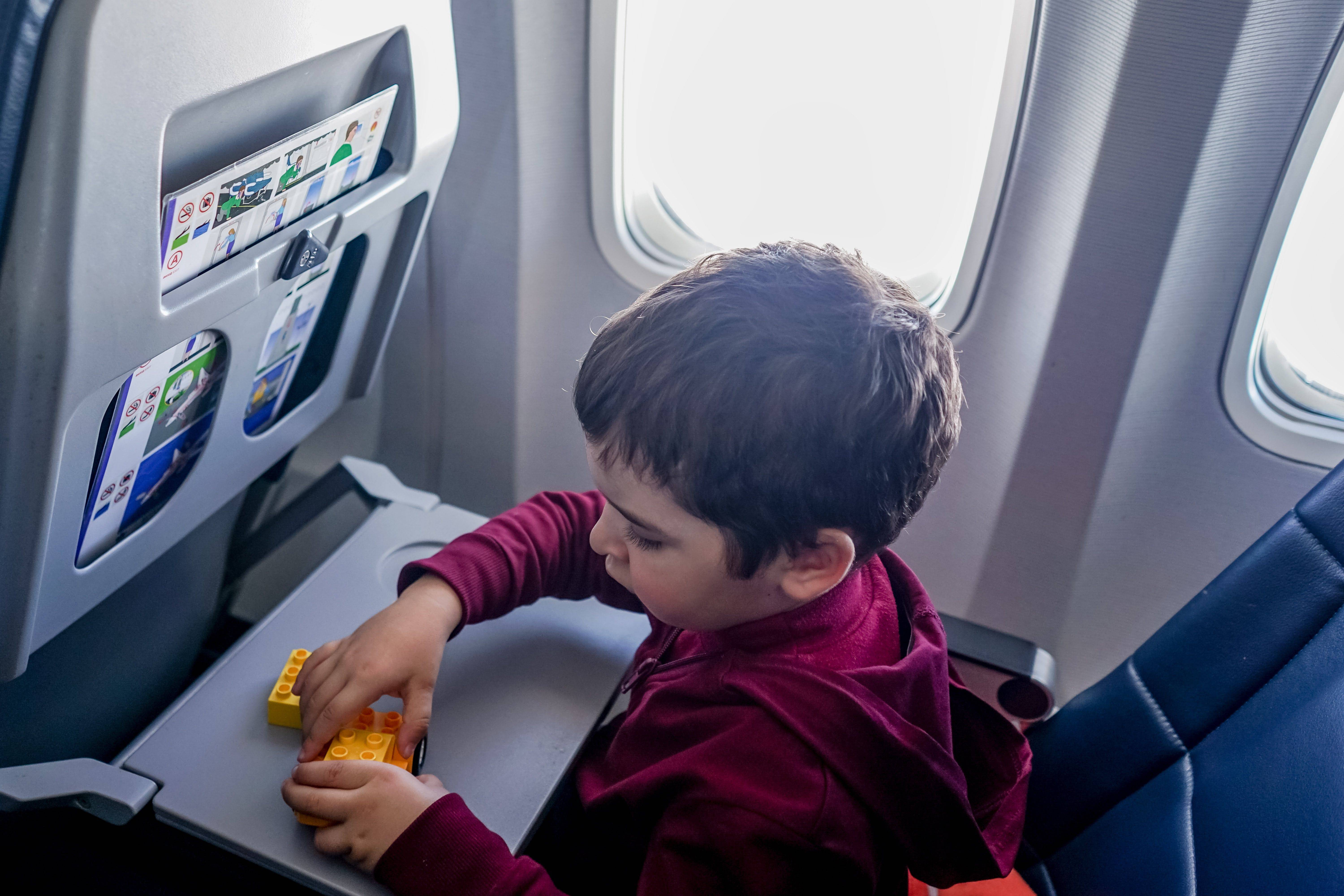 Дети на борту самолета. Самолет для детей. Грудничок в самолете. Места в самолете для детей до 2 лет. Как развлечь детей в самолете.