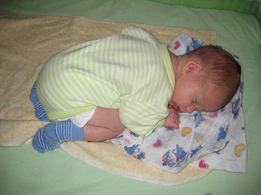 Можно ли новорожденному спать на животе, с какого возраста, полезно ли это