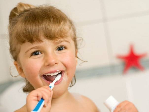 Когда начинать и чем чистить зубы ребенку?