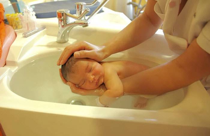 Первое купание новорожденного малыша после роддома