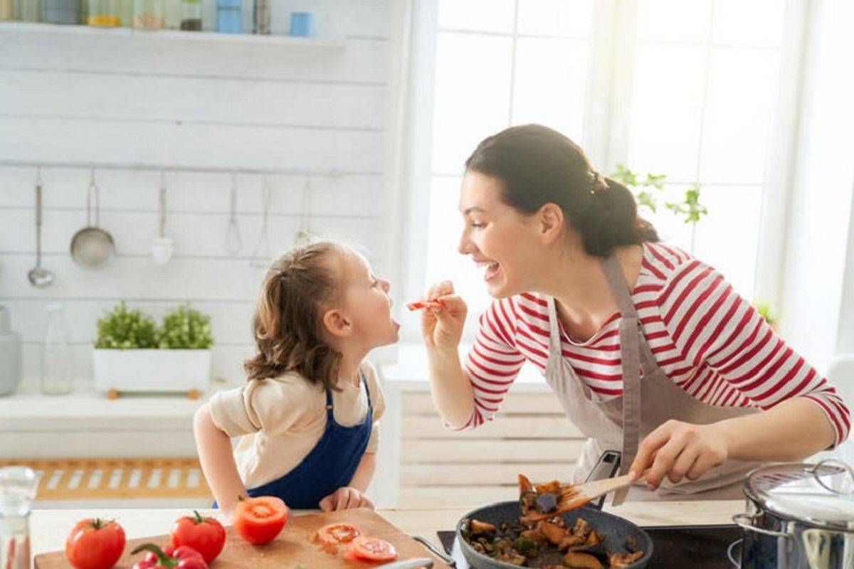 Чем занять ребенка на кухне, пока мама готовит