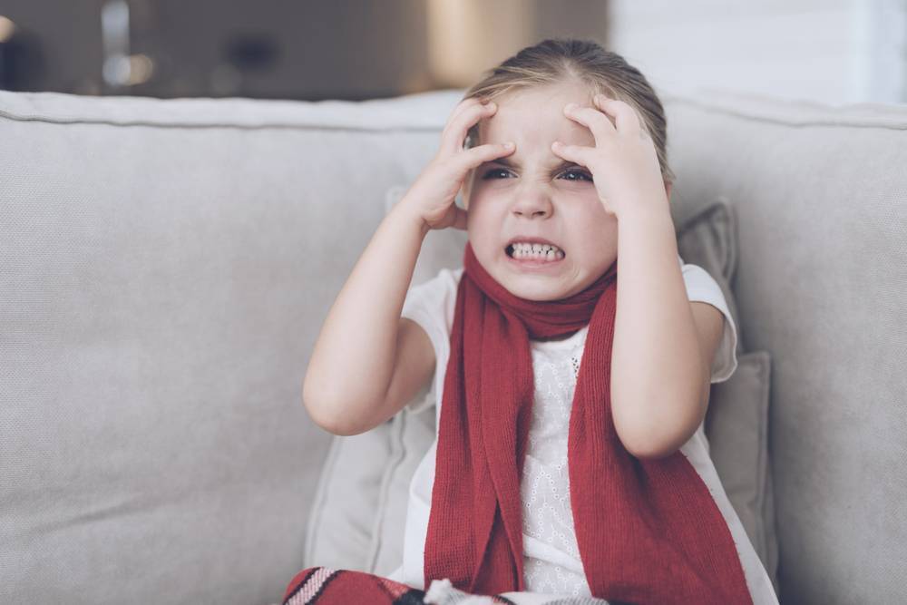 Почему ребёнок бьёт себя по голове в разном возрасте: причины и способы устранения проблемы