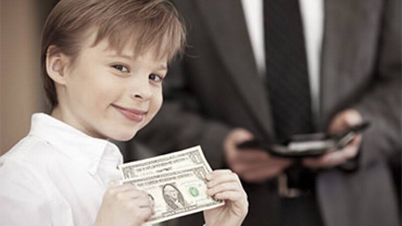 Дети и деньги: основные правила и распространенные ошибки в финансовом воспитании ребенка