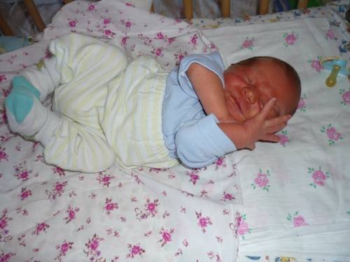 Почему кряхтит новорожденный ребенок - во сне, выгибается и краснеет