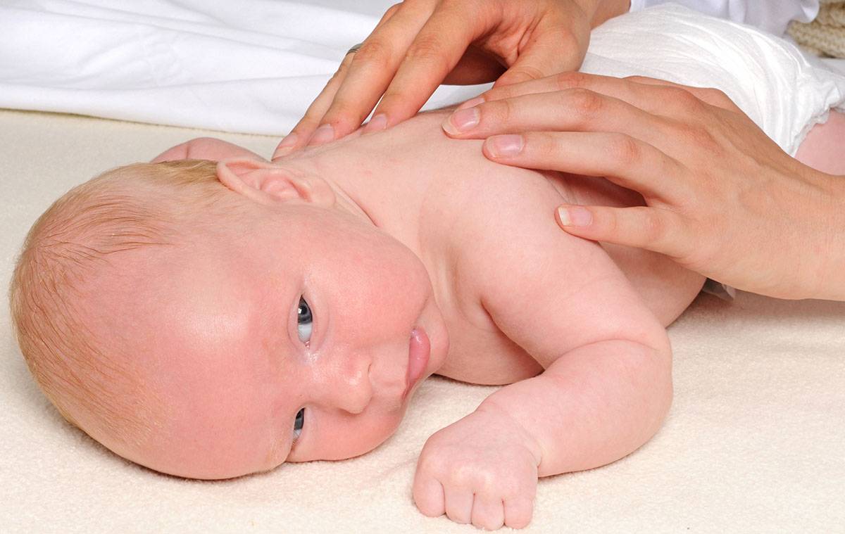 Когда можно выкладывать новорожденного на живот. Дренажный массаж для детей при кашле. Массаж для детей до года. Выкладывание на живот новоро. Выкладывание на животик новорожденного.