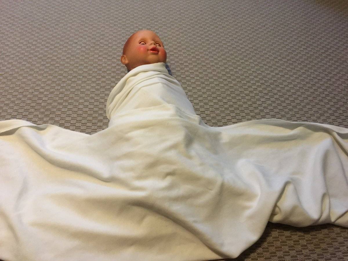 Новорожденный ребенок пеленание. Пеленание ребенка. Пеленать новорожденного. Лечебное пеленание. Пеленание ног новорожденного.