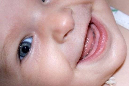 Признаки прорезывания зубов у грудничка 4 месяца - режутся зубы чем помочь малышу?