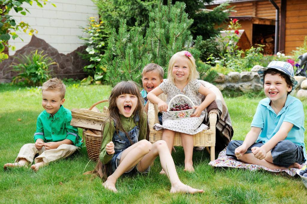 Чем занять ребенка летом: что делать на каникулах дома или на даче