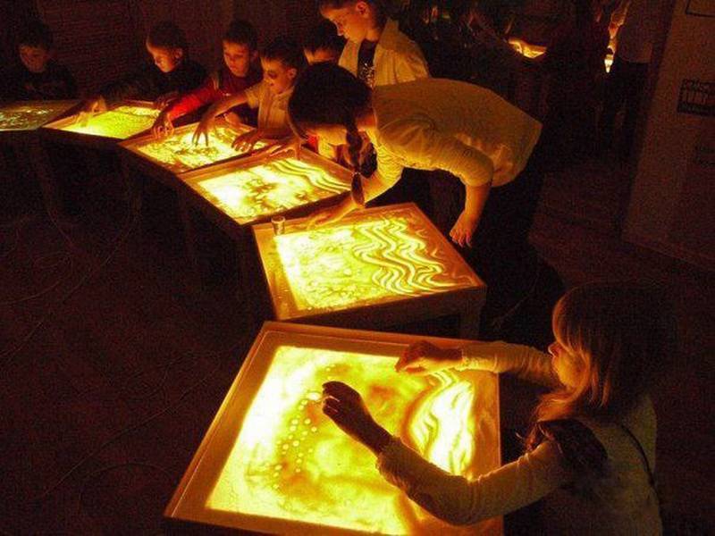 Уроки рисования цветным песком на световом столе для детей