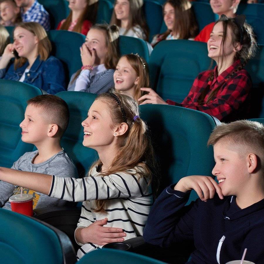 Должны ли двухлетнему ребенку предоставить бесплатный билет в кинотеатр?