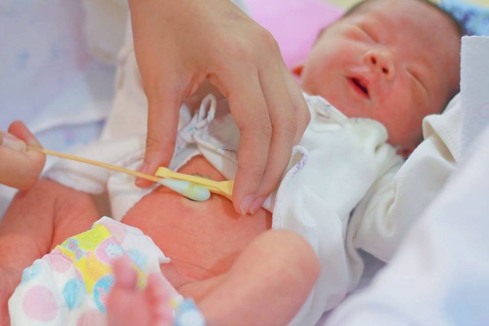 Почему сочится и мокнет пупок: у новорожденного, грудничка или ребенка 1-5 лет