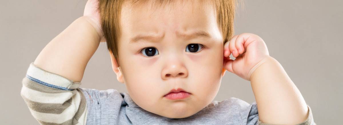 Почему ребенок трогает уши