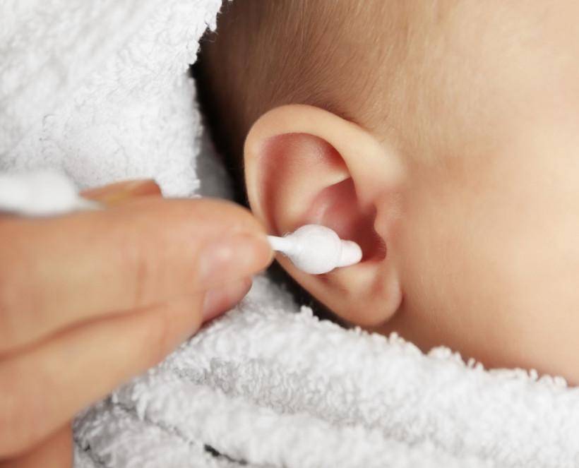 Как правильно чистить уши младенцу?