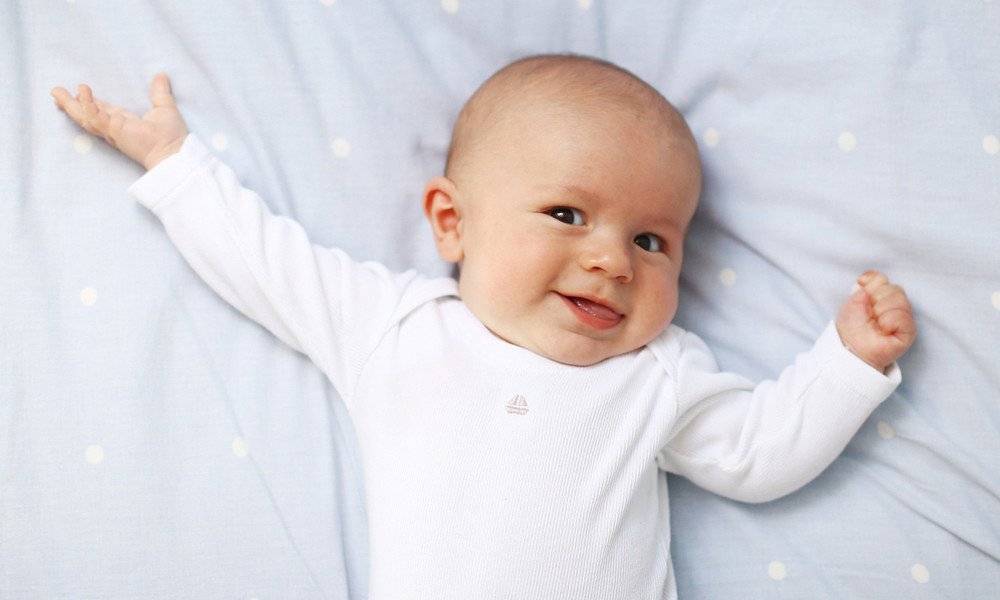 Когда ребенок начинает улыбаться осознанно и как научить его смеяться?