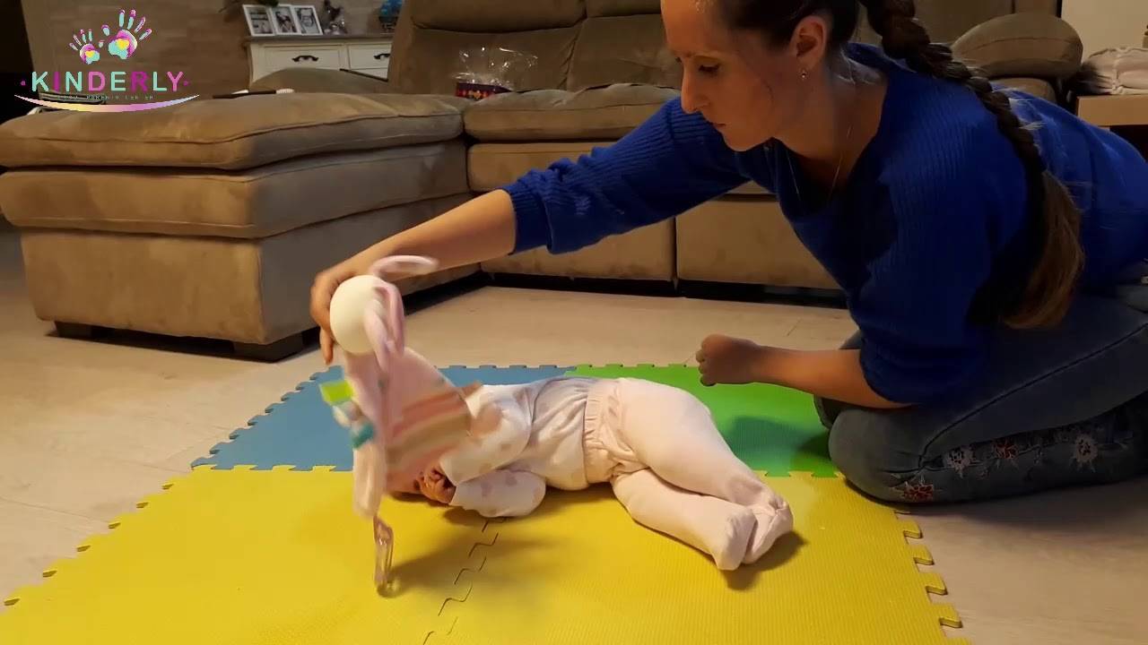 Упражнения, как научить ребенка переворачиваться на бок, со спины на животик и обратно быстро и правильно