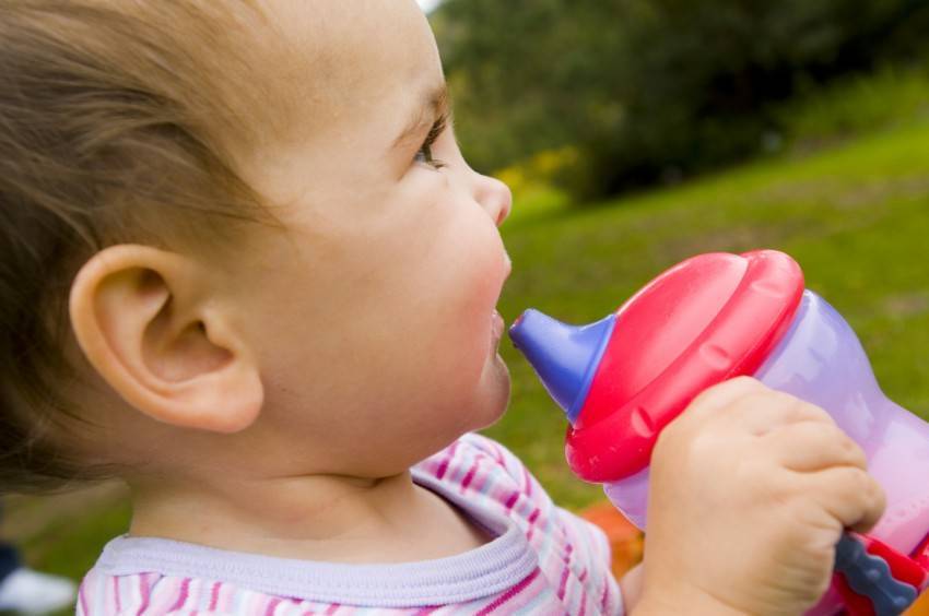 Как правильно отучить ребенка от бутылочки
