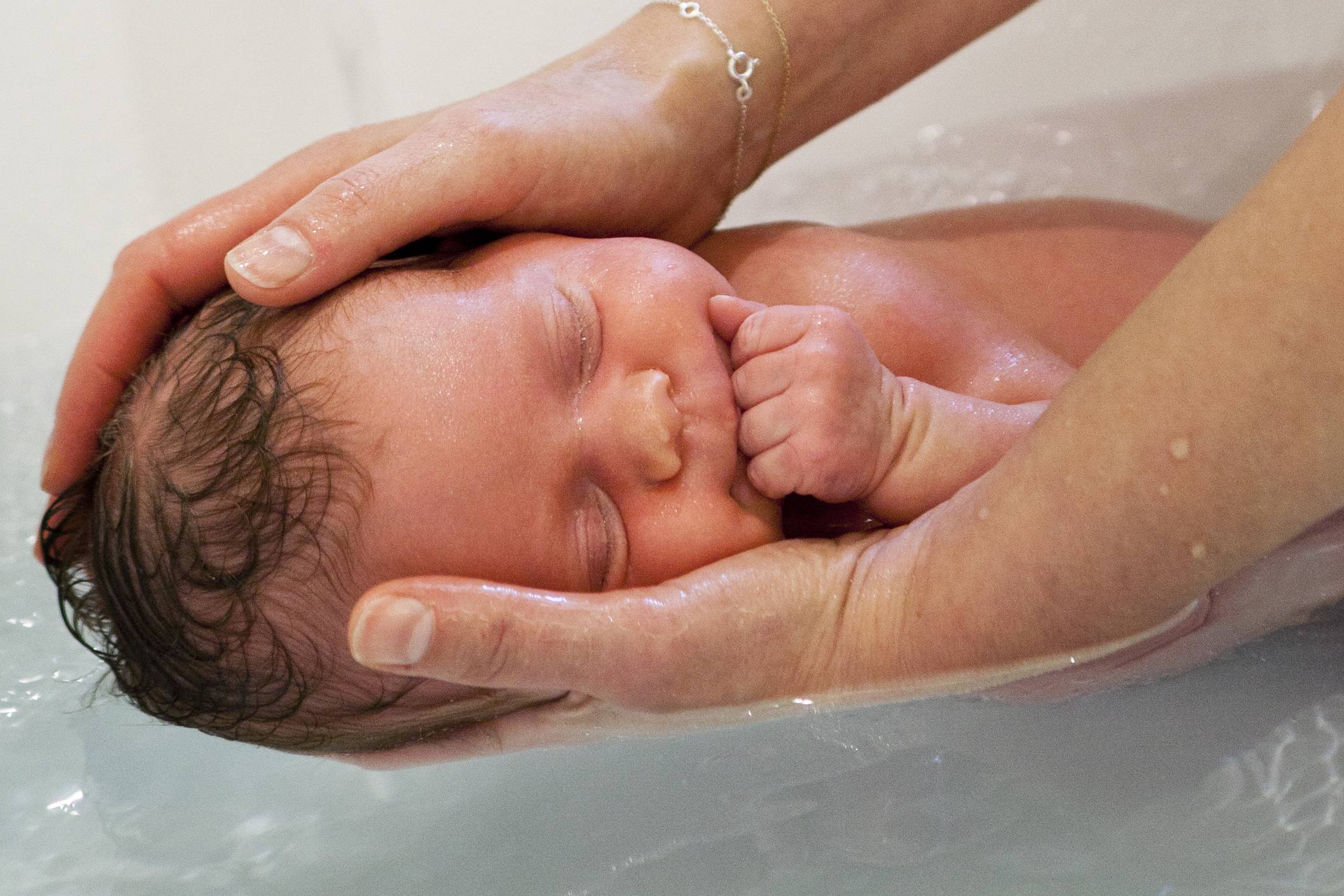 Почему новорожденный ребенок плачет при купании