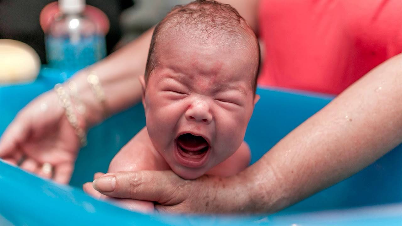 Малыш после купания. Новорожденный ребенок с волосами. Ребенок плачет. Дети рождаются с волосами. Младенцы с волосами рождаются.