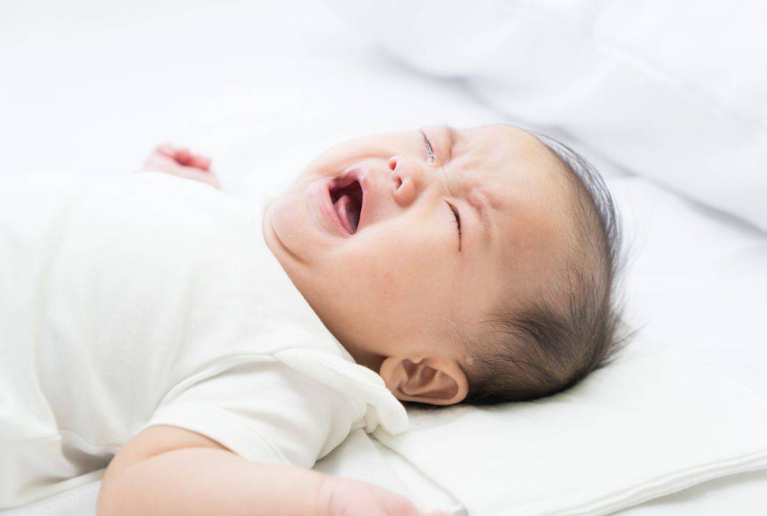 Почему ребенок плачет во сне и не просыпается, издает звуки по ночам: причины