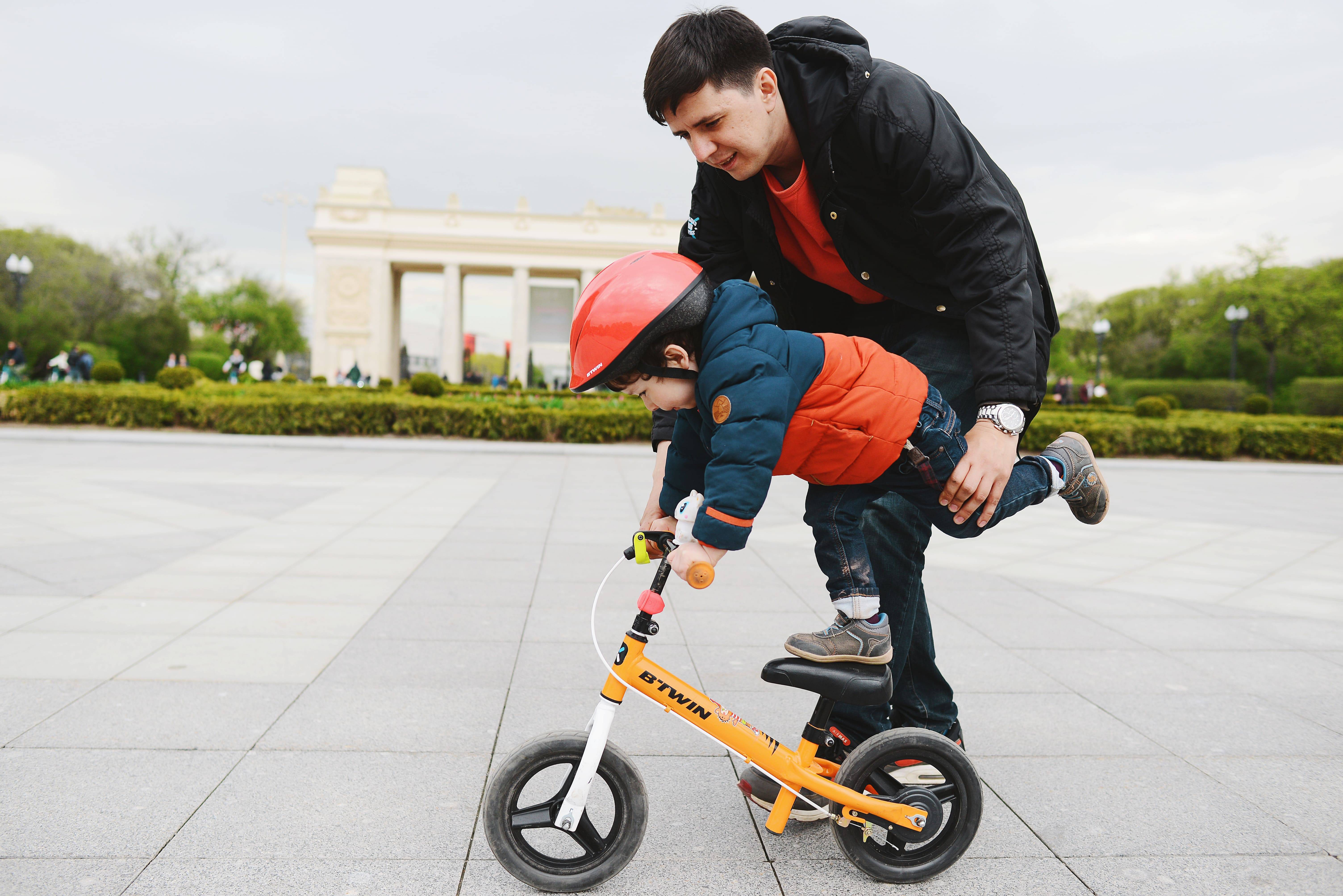 Как быстро и правильно научить ребенка кататься на двух и трехколесном велосипеде: инструкция