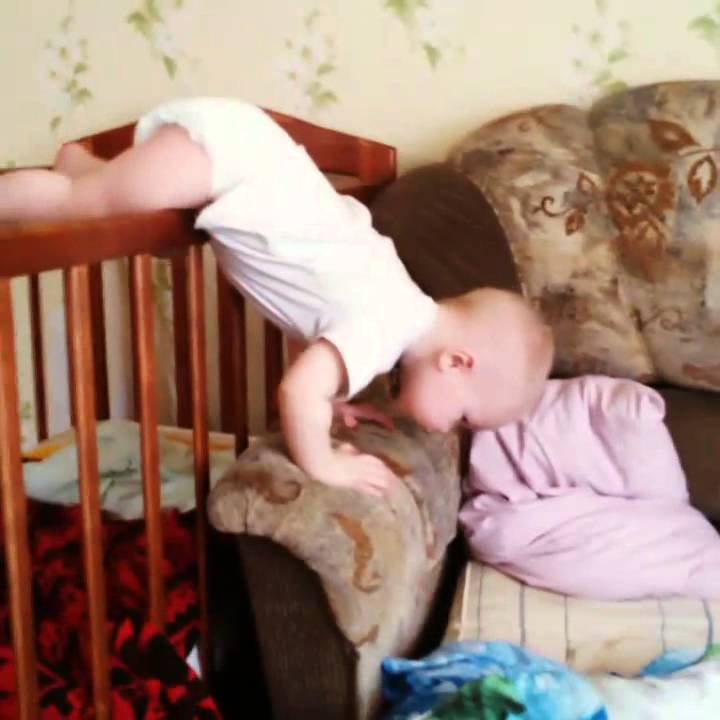 Что делать, если ребенок упал с кровати — мамэксперт