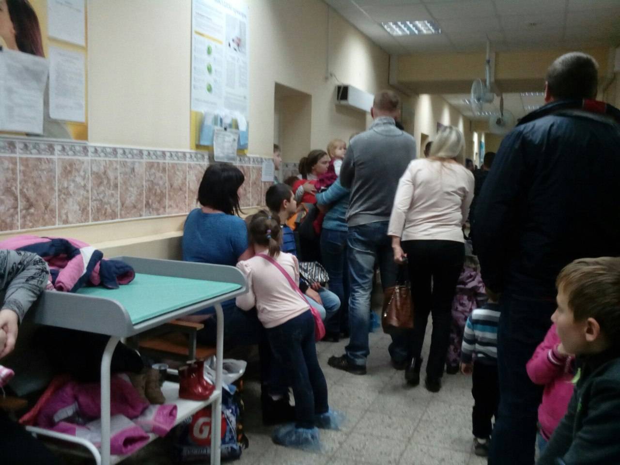 В интернете стали появляться фото очередей в детских поликлиниках. что случилось?