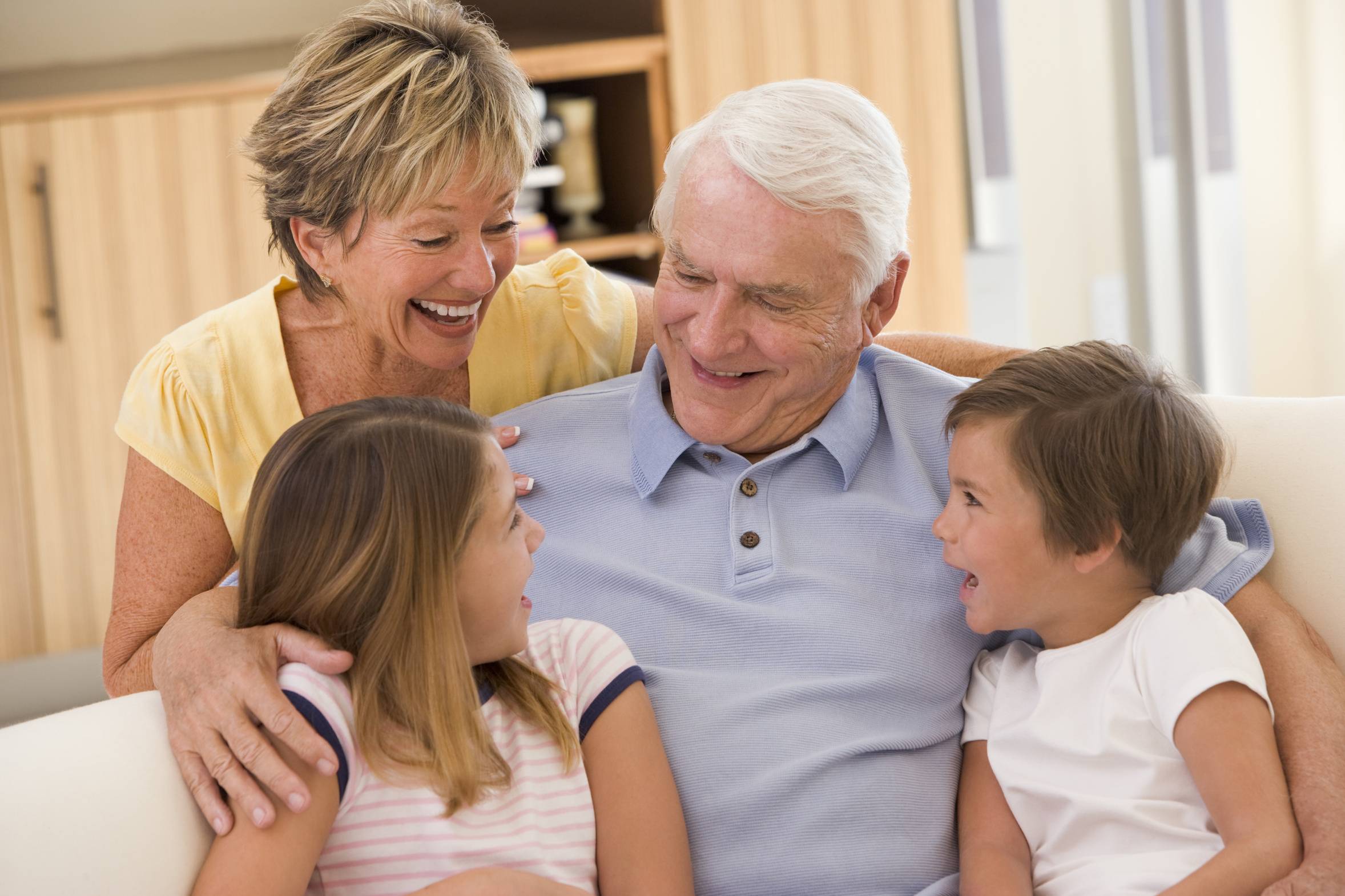 Как вести себя с назойливыми бабушками и дедушками